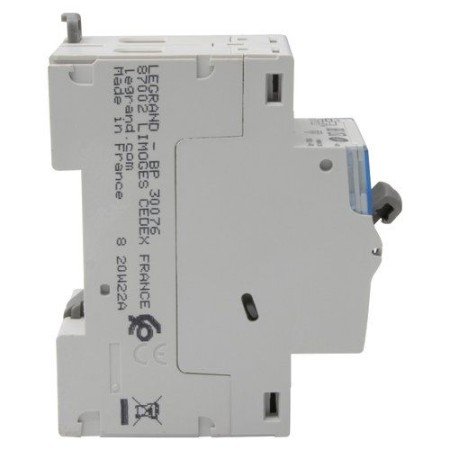 Disjoncteur différentiel Legrand 40A 30mA, vue de profil, corps gris avec bouton de test bleu et indication France.